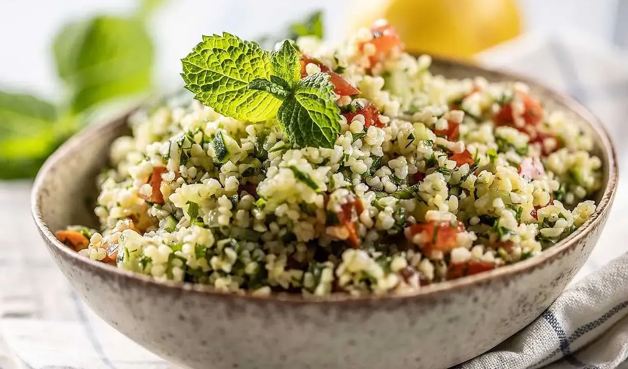 En skål med tabbouleh, en frisk sallad där man kan koka bulgur med tomat, persilja och mynta.