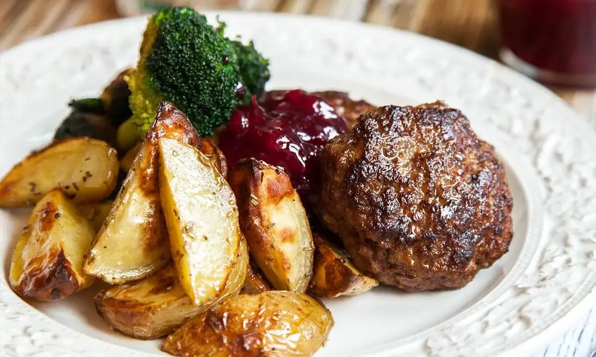 En saftig pannbiff med rostade potatisklyftor, broccoli och lingonsylt. Ett klassiskt svenskt pannbiff recept som passar alla.