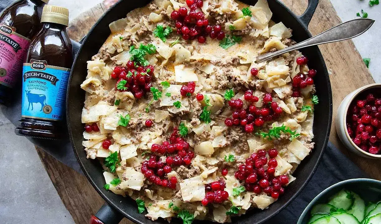 Kålmaja recept i gjutjärnspanna med köttfärs, kål och lingon. Serveras med gurka och fond från Bong.