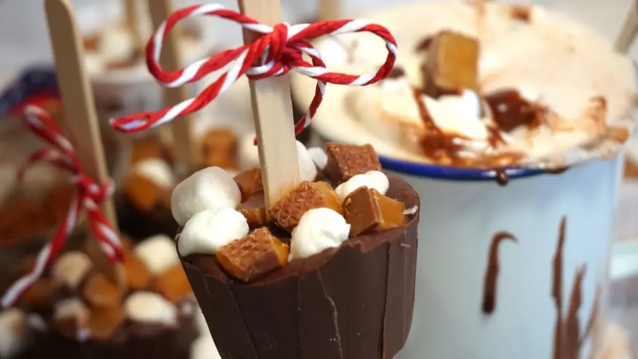 Chokladkoppar med marshmallows och kola, perfekta för ett lyxigt varm choklad recept. Enkelt och gott!