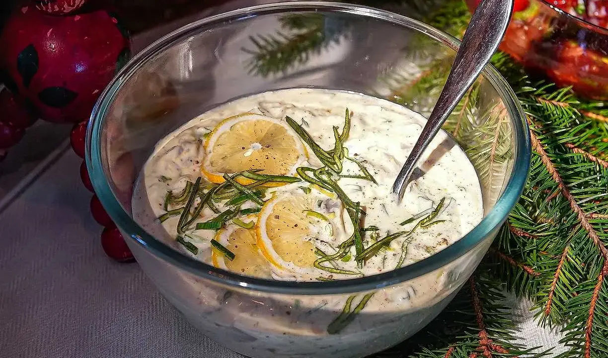 Krämig senapssill med citron och dill, perfekt för julbordet. Ett enkelt senapssill recept att lyckas med.