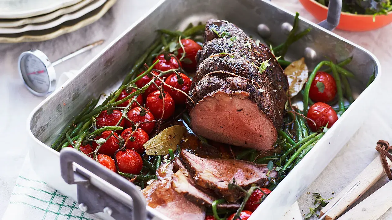 Saftig rostbiff med körsbärstomater och haricots verts i ugnsform. Ett perfekt rostbiff recept för en härlig middag.