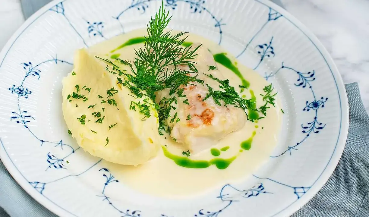 Ugnsbakad torsk med krämig sås, potatismos och dill. En klassisk rätt som smakar underbart.