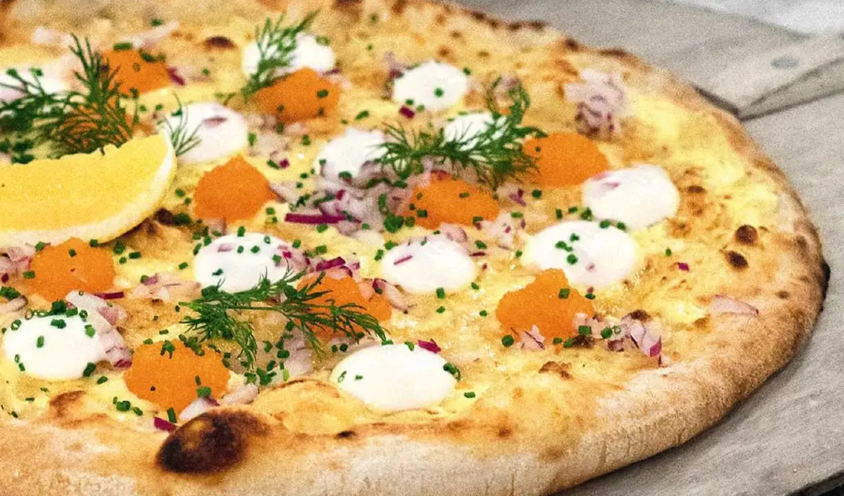 Pizza bianco med rom, dill och citron. Ett spännande pizza bianco recept som lyfter smakerna.