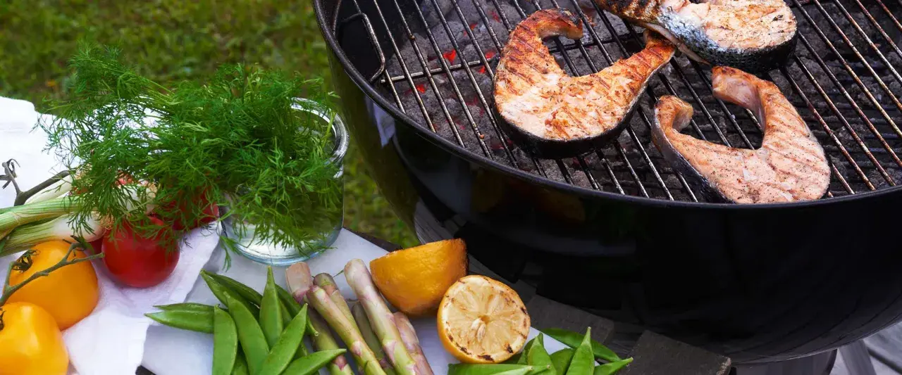 Grillad laxsida med färska grönsaker och citron. En härlig sommarmåltid som väntar.
