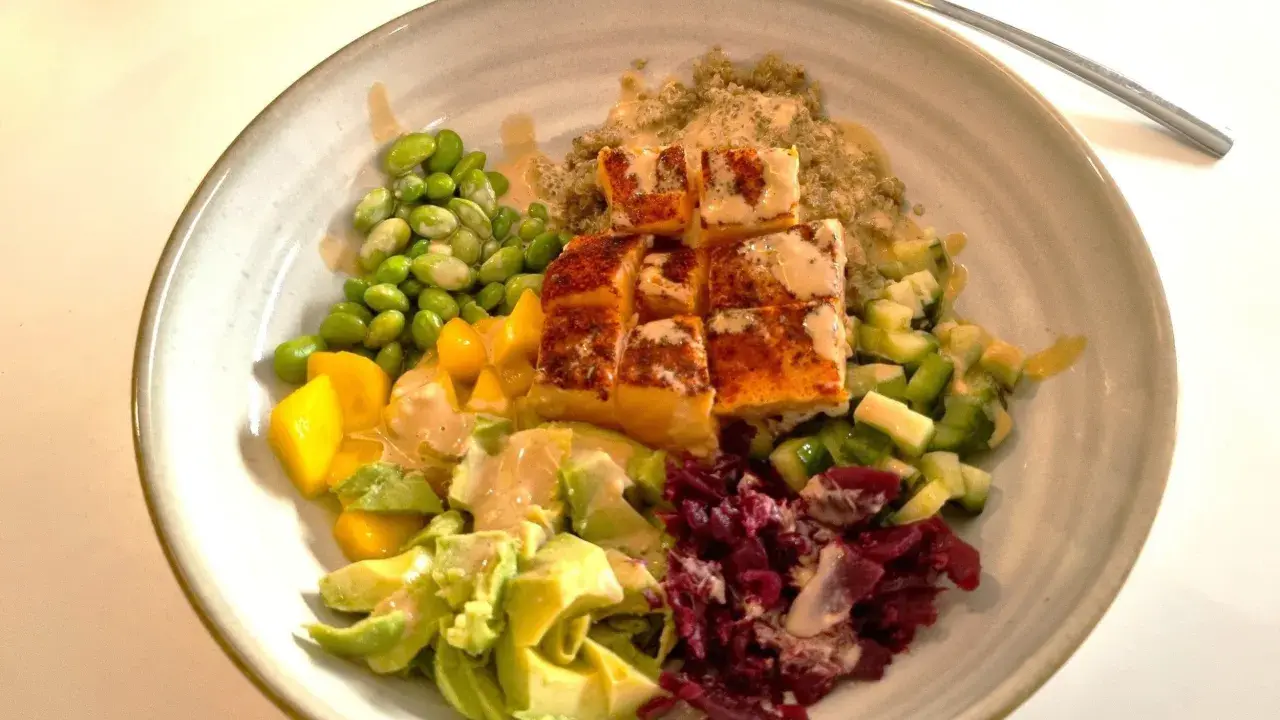 En härlig sommarmiddag med lax, quinoa, edamamebönor, mango, avokado och rödbetor. Ett perfekt sommarmiddag recept!