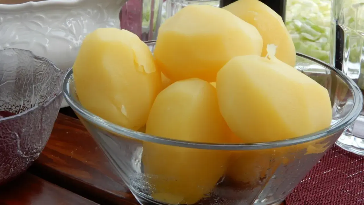 En skål med nykokt potatis, redo att serveras. Perfekt tillbehör för en klassisk svensk måltid.