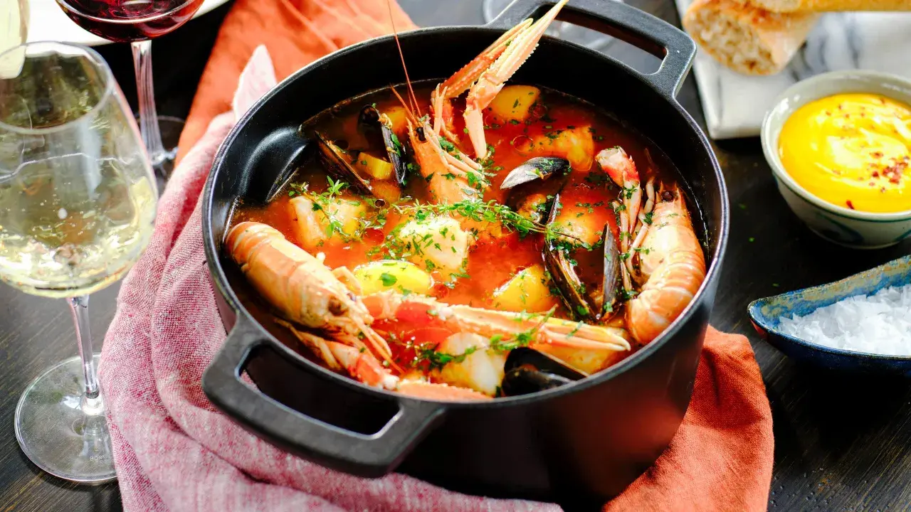 En härlig bouillabaisse med räkor, musslor och potatis i en mustig buljong. Perfekt för en mysig kväll.