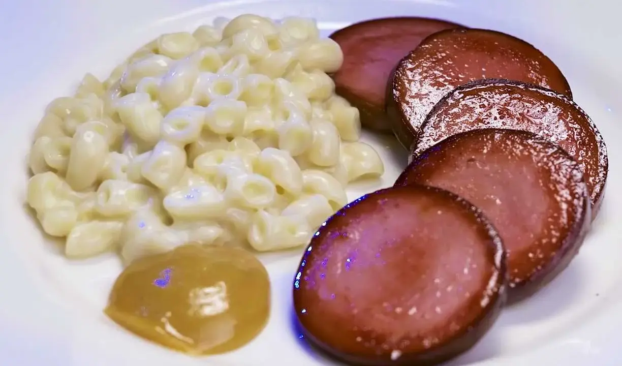 En tallrik med stuvade makaroner snabbt vis, skivad falukorv och en klick senap. En klassisk svensk rätt som är enkel att laga.