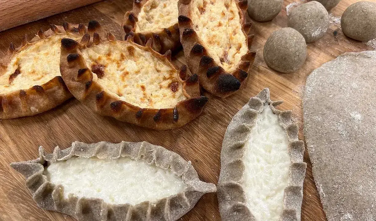 Piroger recept: Nybakade piroger med krämig fyllning och degbollar redo för ugnen.