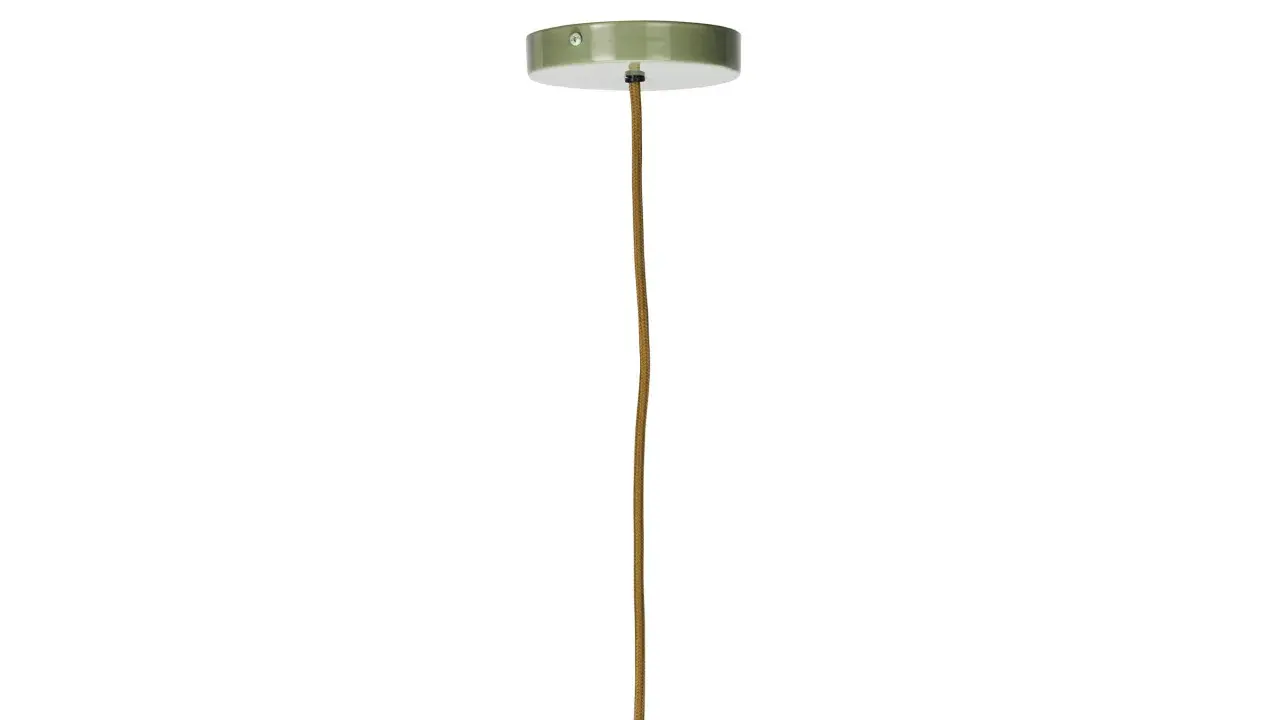 En grön kökslampa med en brun tygsladd hänger från ett takfäste.