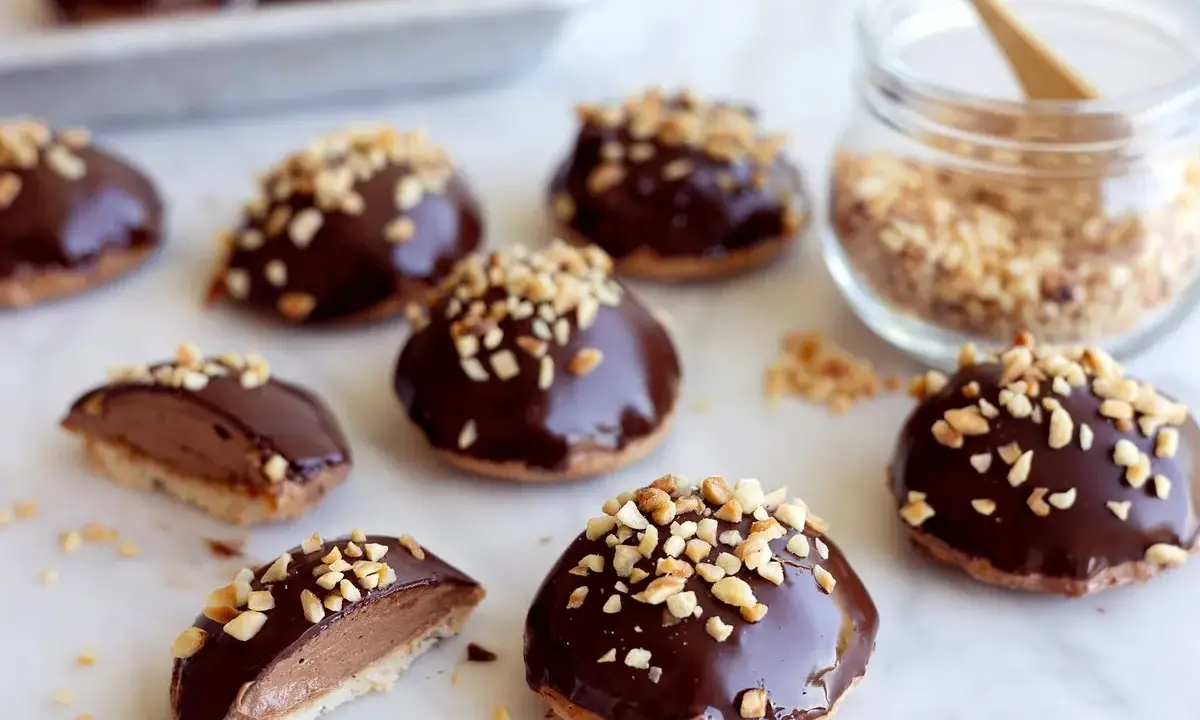 Små chokladöverdragna biskvier med hackade nötter, redo att avnjutas. Ett härligt biskvier recept för fikat.