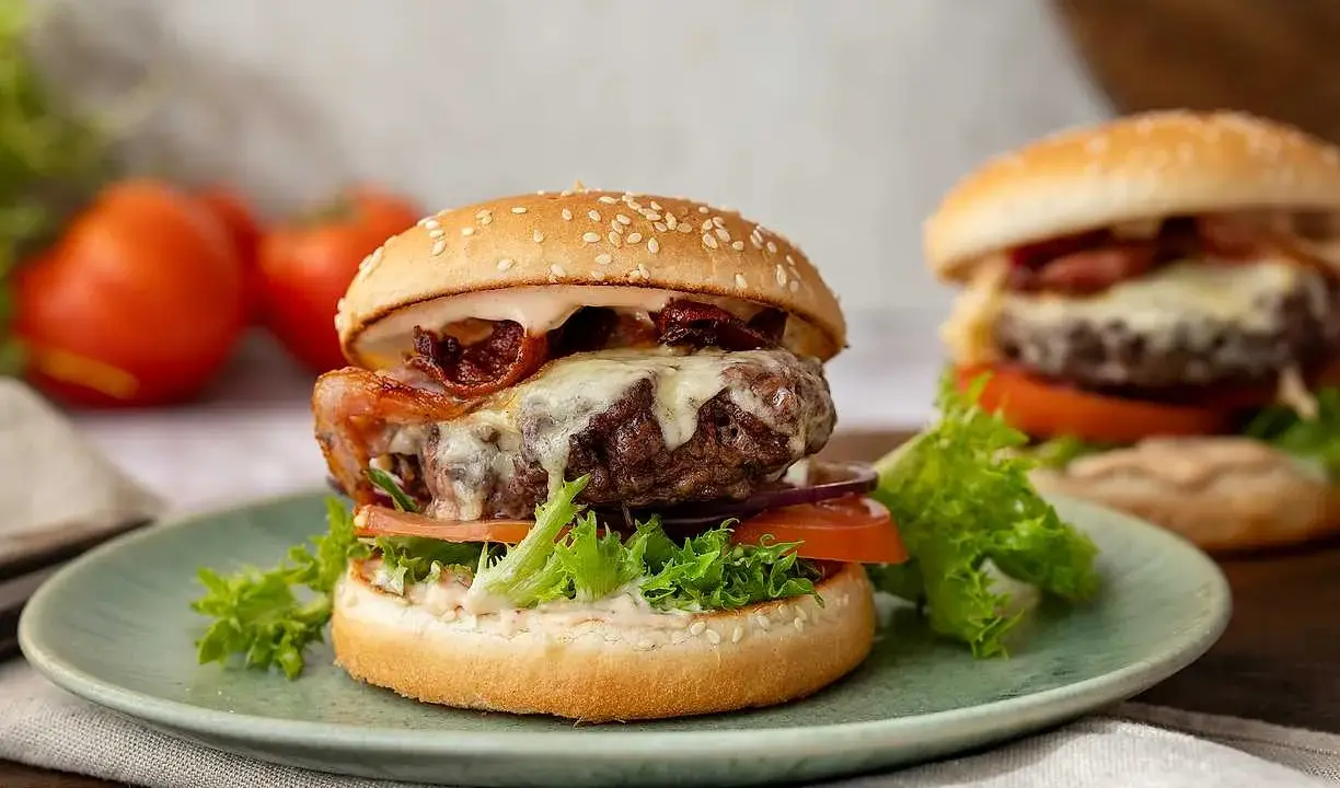 Saftig hamburgare i airfryer med smält ost och krispigt bacon. En läcker måltid som är enkel att laga.