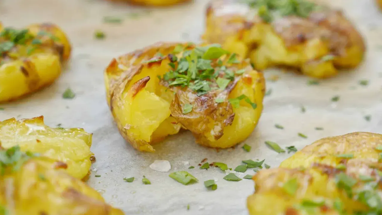 Krispiga, gyllene smashed potatis toppade med färsk persilja. Perfekt som tillbehör till middagen.