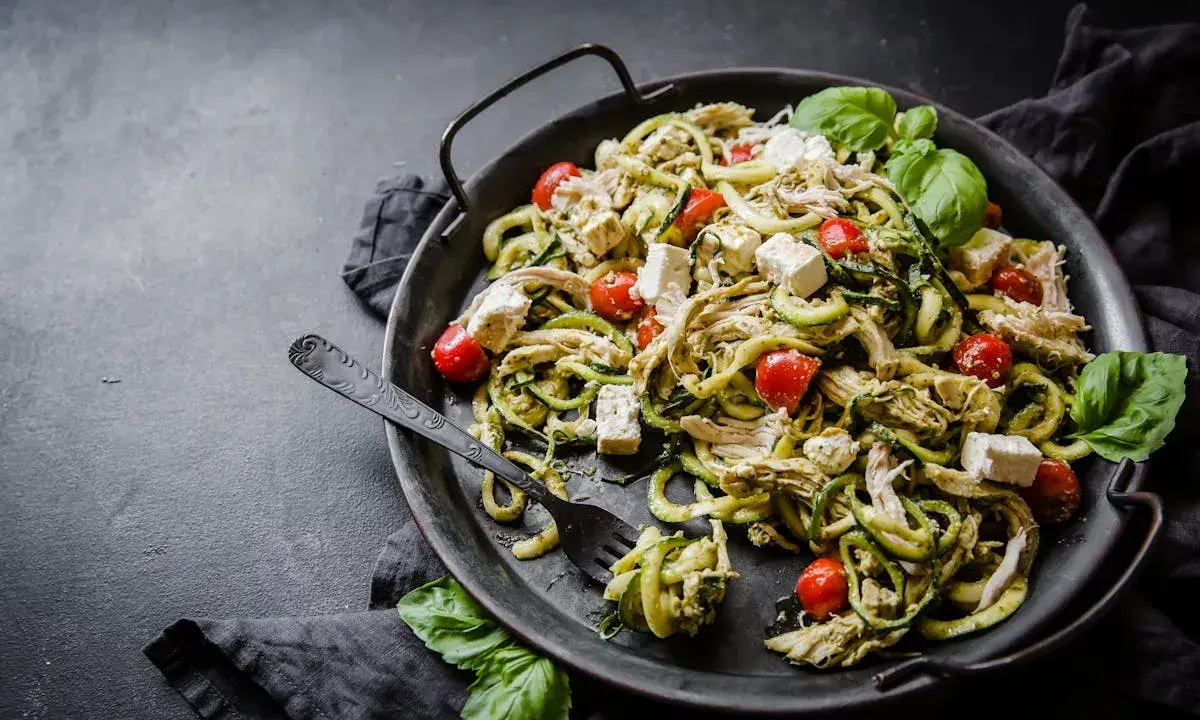Zucchinipasta med kyckling, fetaost och tomater. Ett perfekt keto recept för en snabb och god middag.