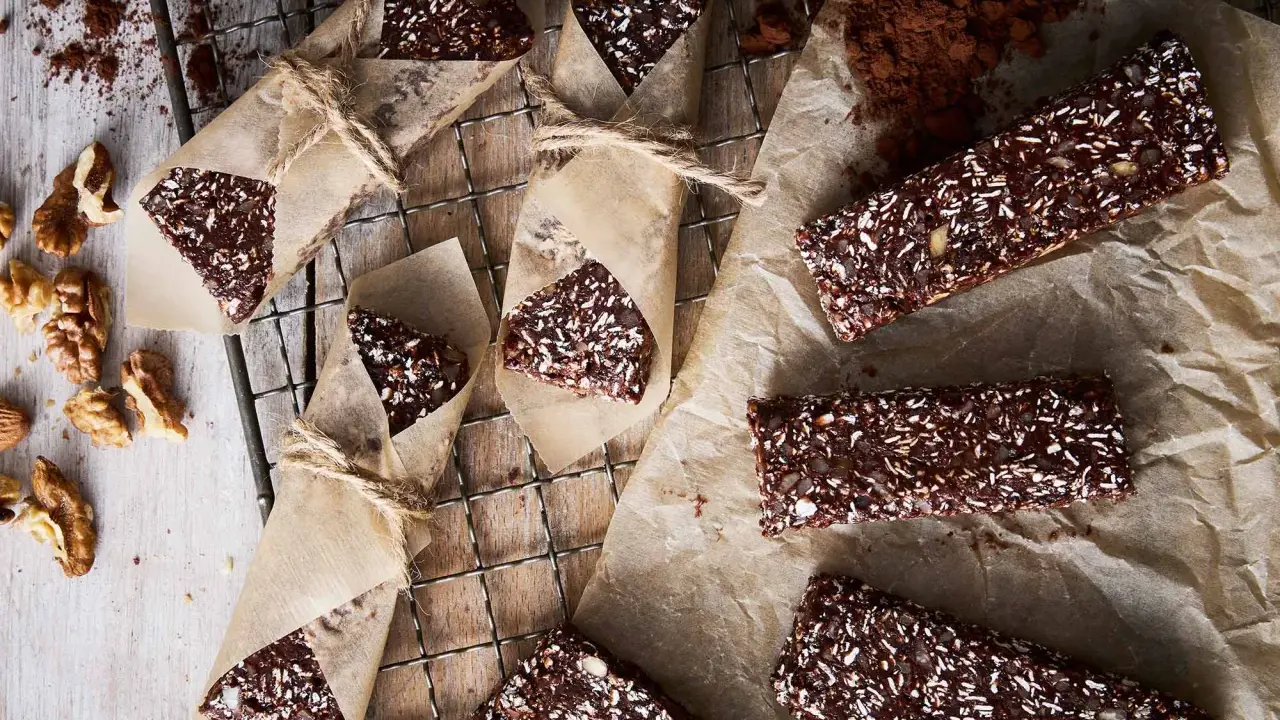 Chokladiga proteinbars recept med nötter och kokos. Perfekt för mellanmål!