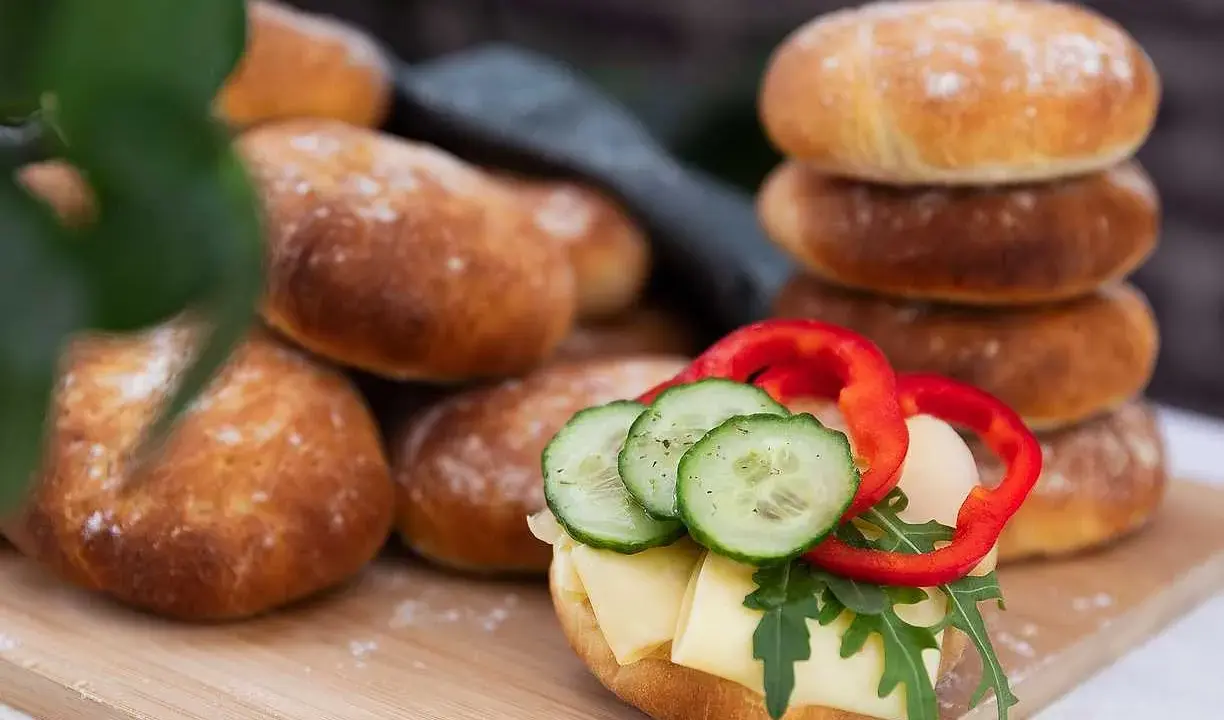 Nybakade tekakor, perfekta för en snabb och god lunch. Ett recept på tekakor som ger fluffiga och goda bröd.