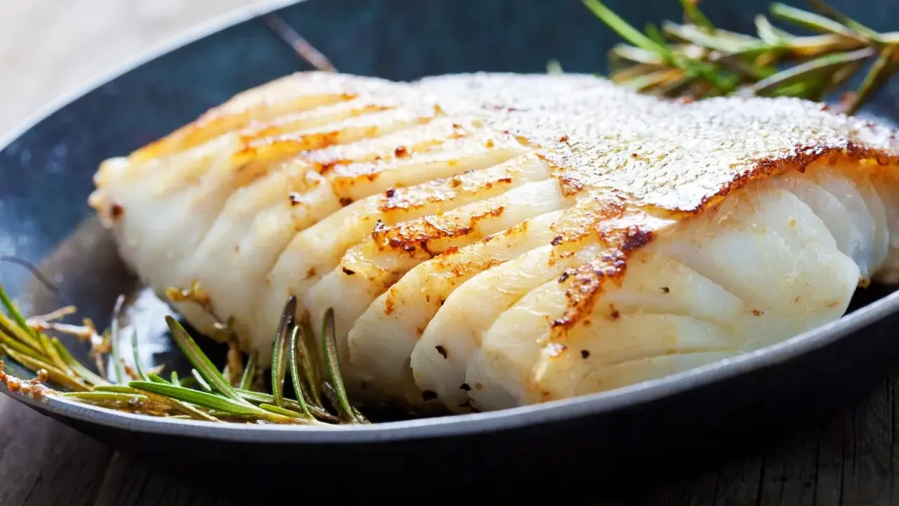 En perfekt stekt torskrygg med krispig yta, serverad med rosmarin i en gjutjärnspanna. Ett enkelt och gott torsk recept.