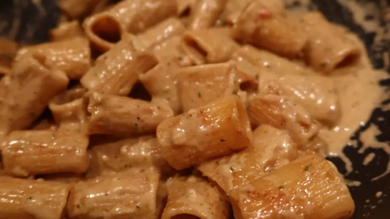 Rigatoni i krämig sås, perfekt för ett snabbt skinksås recept.