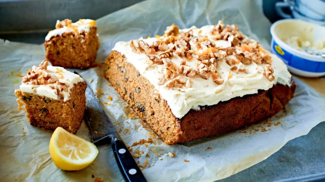 En saftig morotskaka med krämig frosting, valnötter och rivet apelsinskal. Perfekt för ett fika-recept!