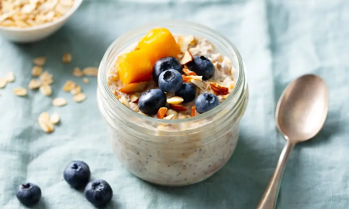Overnight oats med mango, blåbär och mandel i ett glas. En perfekt start på dagen!