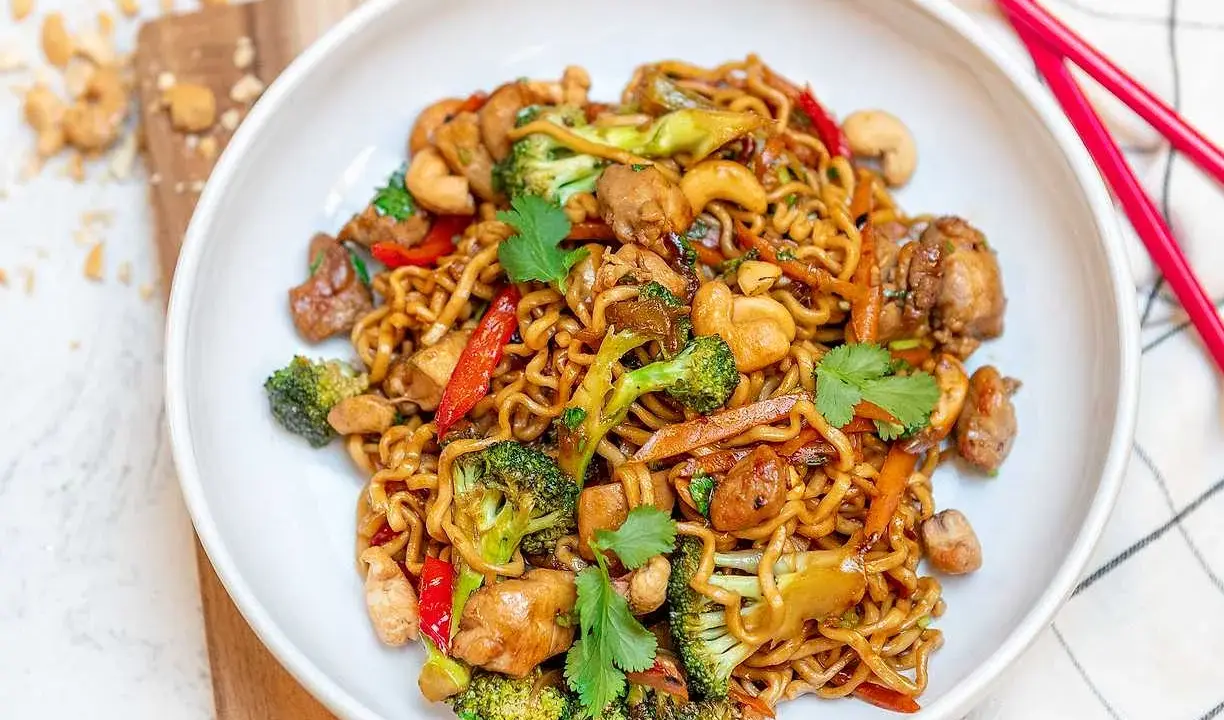 Enkel middag med nudlar, kyckling, broccoli, paprika och cashewnötter. En färgstark och smakrik rätt.