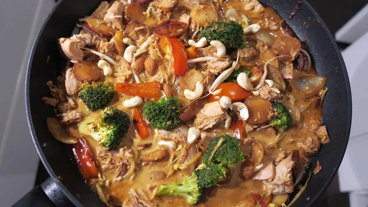 En smakrik tonfiskrätt i panna med broccoli, cashewnötter och en krämig sås. Ett perfekt tonfisk recept för middagen.