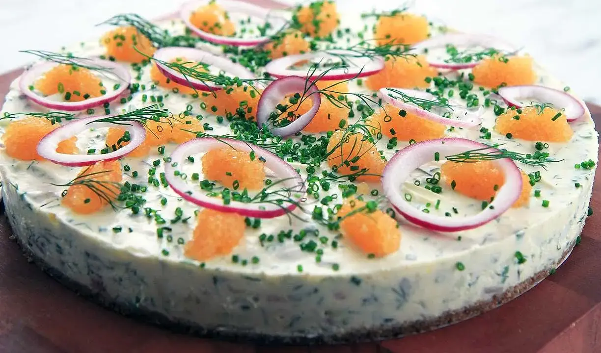 En vacker silltårta på kavring, dekorerad med rom, rödlök och dill. Perfekt för midsommar!