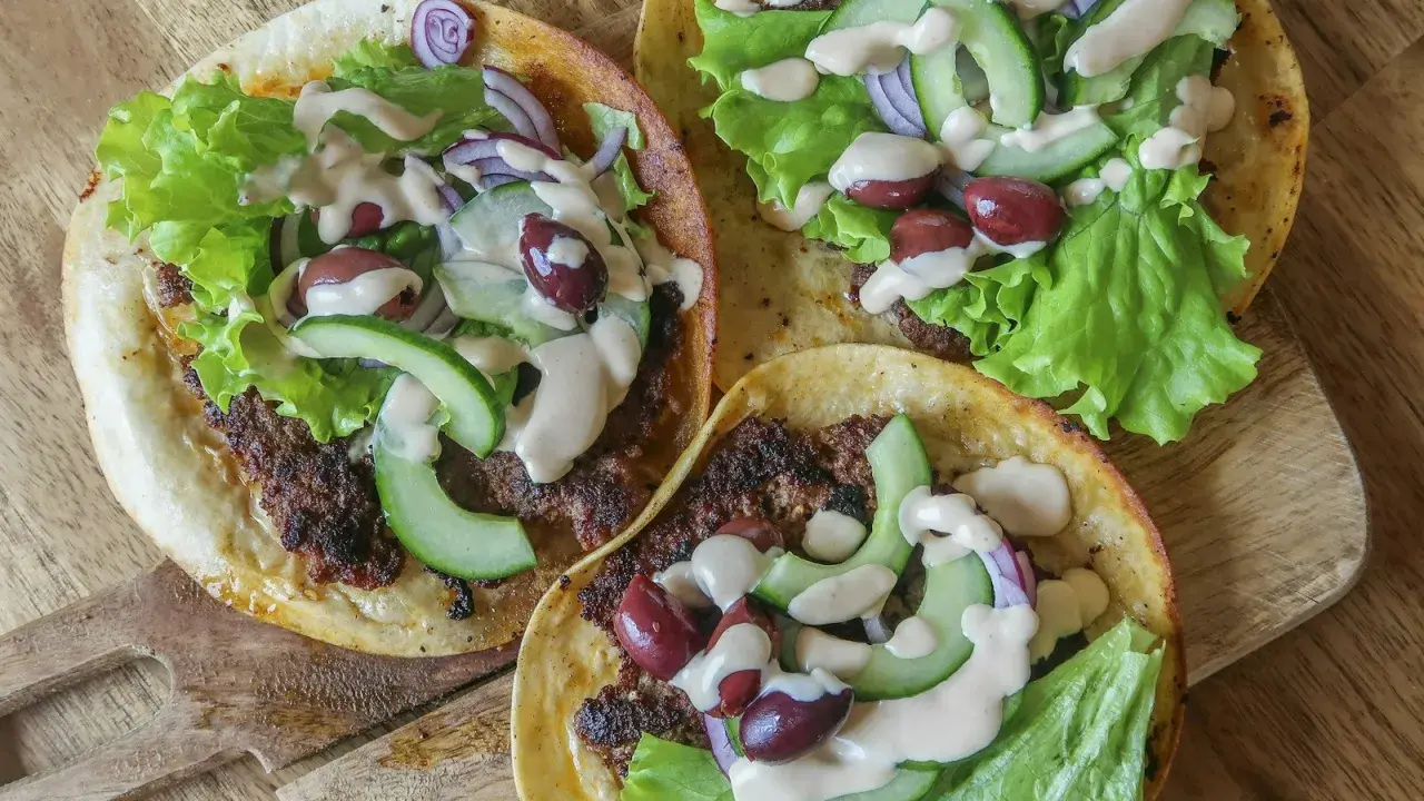 Tre läckra kebab-inspirerade tacos med köttfärs, sallad, gurka, rödlök och oliver. Ett enkelt kebab recept för en snabb middag.