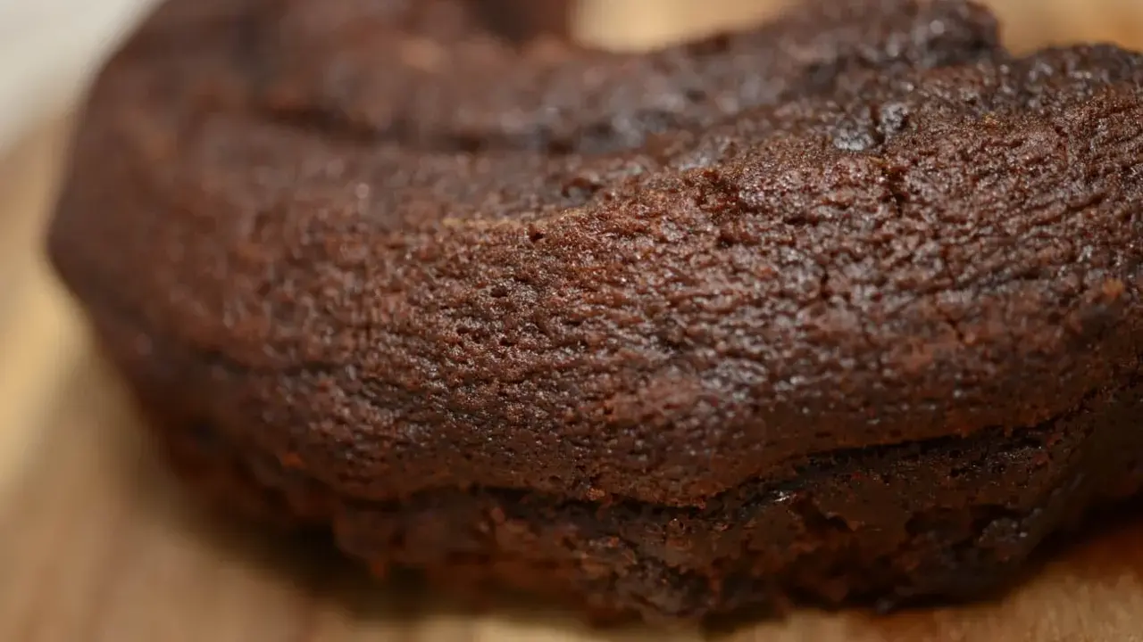 En saftig chokladkaka, perfekt för ett enkelt chokladkaka recept.