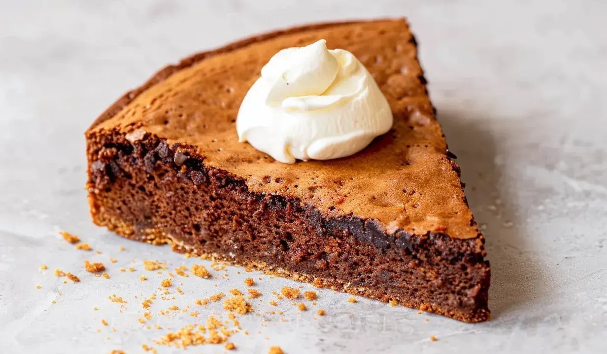 En saftig chokladkaka med en klick grädde, perfekt för dig som vill baka med proteinpulver och njuta av något gott.