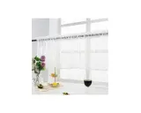 Vit gardinkappa och längder med spetskant hänger för ett fönster. Blommor, frukt och ett glas vin på fönsterbrädan.