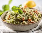 En skål med tabbouleh, en frisk sallad där man kan koka bulgur med tomat, persilja och mynta.