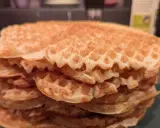 En hög med gyllene, glutenfria våfflor på en grön tallrik. Perfekt för en frukost eller fika!
