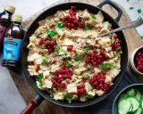 Kålmaja recept i gjutjärnspanna med köttfärs, kål och lingon. Serveras med gurka och fond från Bong.