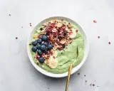 Grön smoothiebowl med blåbär, banan och granola. Perfekt för frukost tips!