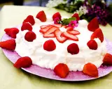 En härlig jordgubbstårta med vispgrädde, perfekt för ett sommarfika. Ett enkelt tårta recept att följa.