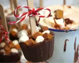 Chokladkoppar med marshmallows och kola, perfekta för ett lyxigt varm choklad recept. Enkelt och gott!