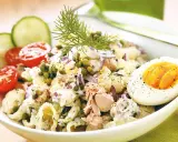 En härlig tonfisksallad med pasta, toppad med kapris, rödlök och dill. Serveras med halvt kokt ägg och körsbärstomater.