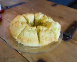 En saftig sockerkaka, uppskuren i bitar på ett fat, ligger på ett rustikt träbord.