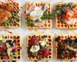 Sex matiga våfflor med olika toppingar: friterad kyckling, lax, ägg och sparris, avokado och bönor, grillade grönsaker, och svamp.