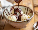 En skål med vaniljglass toppas med varm chokladsås. Ett enkelt chokladsås recept som lyfter desserten.