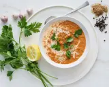 En krämig linssoppa, perfekt för ett snabbt och smakrikt linssoppa recept. Garnerad med färsk persilja, citron och kryddor.