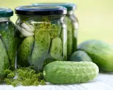 Burkar med inlagda gurkor, vitlök och dill. Perfekt för ett gott saltgurka recept.