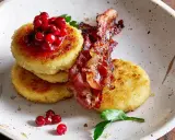 Gyllene potatisbullar med lingon och knaperstekt bacon. Ett klassiskt svenskt potatisbullar recept som passar perfekt till helgfrukosten.