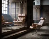Tre eleganta läderfåtöljer i en klassisk miljö. Perfekt för den som vill köpa begagnade möbler och skapa en lyxig känsla.