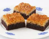 Tre bitar chokladkaka med kokostäcke på en vit tallrik med blå blommor. Ett gott ryttarkaka recept.