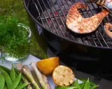 Grillad laxsida med färska grönsaker och citron. En härlig sommarmåltid som väntar.