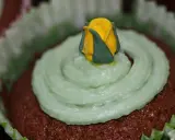 Chokladmuffins med ljusgrön frosting och en gul ros. Ett enkelt frosting recept för dekoration.