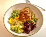 En härlig sommarmiddag med lax, quinoa, edamamebönor, mango, avokado och rödbetor. Ett perfekt sommarmiddag recept!